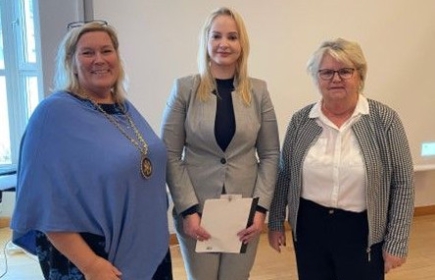 Från vänster president Susanne Harling, Marina Nogueira di Cicco och fadder Marie-Louise Åkman.