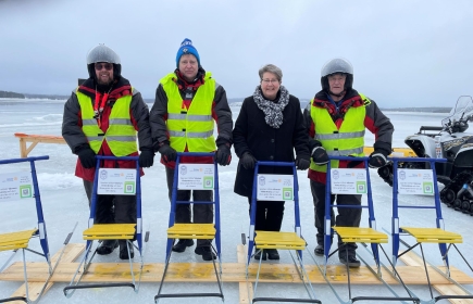 Invigning av sparkarna på Väsman som allmänheten får låna. Här ser ni representanter från Väsman Vinterarena och Rotary.