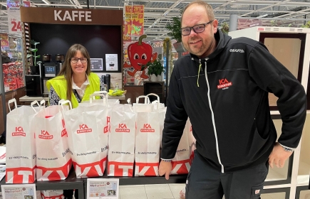 Sarah Hjälm från vår Rotaryklubb och Fredric Jernemyr, chef för ICA Kvantum Ludvika poserar vant.