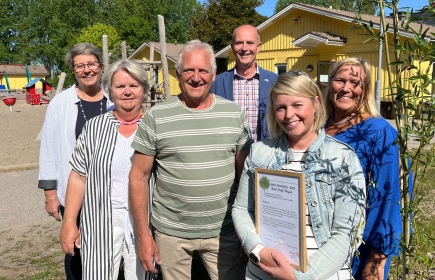 Längst fram pristagaren Bente Staff Hagen flankerad av Rotary-medlemmar.